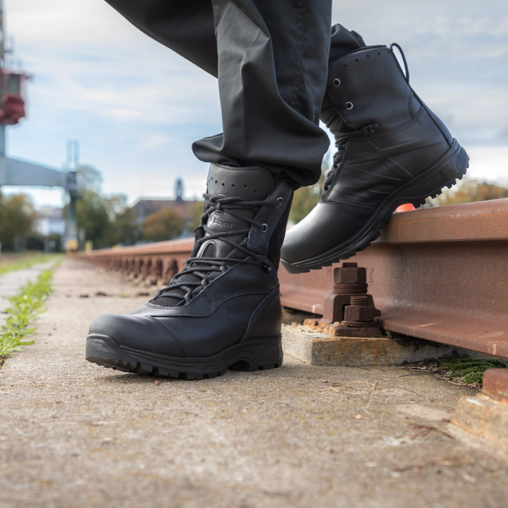 Schwarze Stiefel, Schnürstiefel, hoher Schaft, profilierte Sohle, Lederoptik
