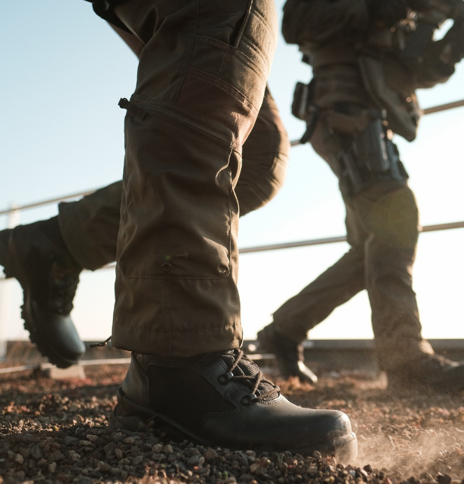 Taktische Hose, Cargohose, Olivbraun, Verstärkte Knie, Schnürstiefel