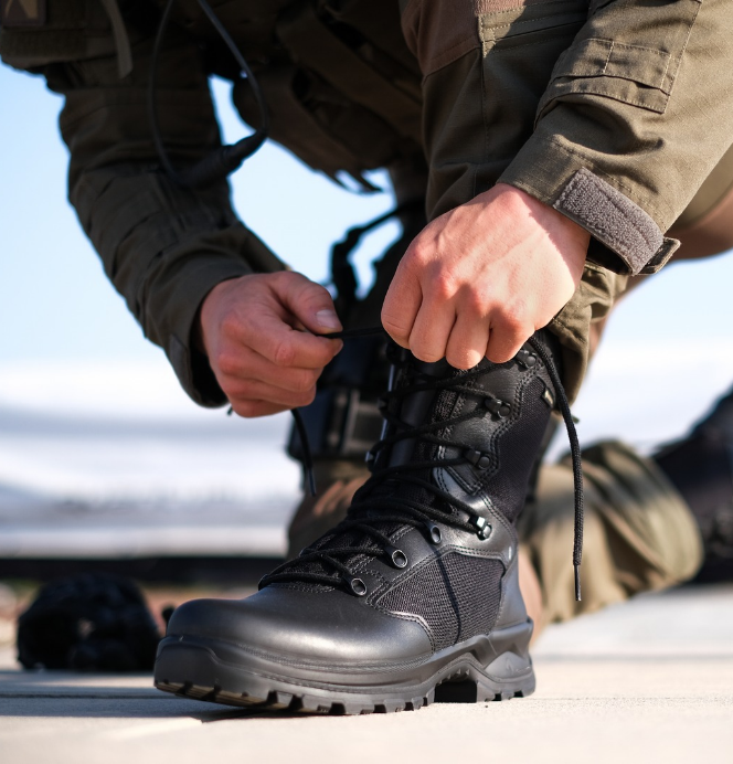 Militärstiefel, Schwarz, Hoher Schaft, Schnürverschluss, Profilsohle